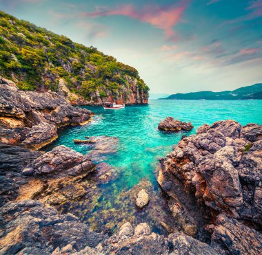 Türkiye 'de resim gibi Akdeniz manzarası. Gelidonya yarımadasındaki Pirate Bay 'in renkli gündoğumu, Antalya Eyaleti, Kumluca Bölgesi. Instagram tonlaması.