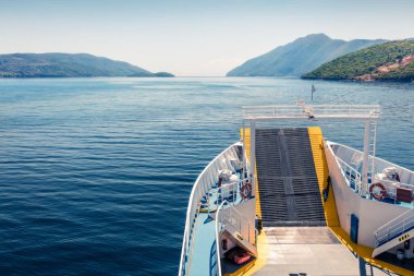 İyon Adaları arasında feribotla ağaçlar. İyon Denizi 'nin berbat sabah deniz manzarası. Yunanistan, Avrupa 'nın resimli bahar manzarası. Seyahat konsepti arka planı.