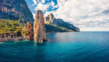 Uçan İHA 'nın görüntüsü. Pedra Longa 'nın inanılmaz ilkbahar manzarası. Sardunya Adası, İtalya, Avrupa 'nın muhteşem sabah manzarası. Görkemli Akdeniz manzarası.