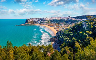 Uçan İHA 'nın görüntüsü. Peschici şehrinin güneşli yaz şehri, İtalya, Avrupa, Foggia ili. Adriyatik Denizi 'nin parlak sabah deniz manzarası. Yukarıdan aşağıya doğru. Seyahat konsepti arka planı.