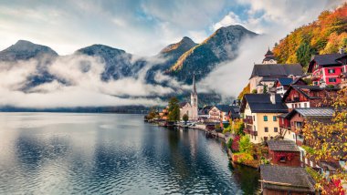 Hallstatt Gölü 'nün Goggy sonbahar sahnesi. Avusturya 'nın dağlık Salzkammergut bölgesindeki Hallstatt köyünün muhteşem sabah görüntüsü. Kırsal konseptin güzelliği.