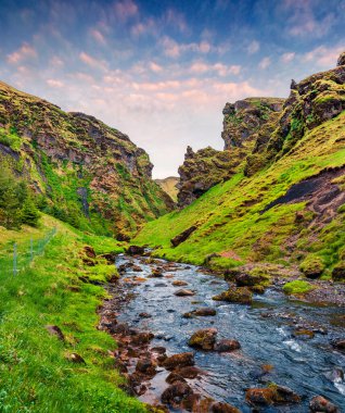 Dağlardaki tipik İzlanda volkanı manzarası. Yeşil Kanyon 'un güneşli yaz gündoğumu. Güney İzlanda, Avrupa' da su akıntısı var. Doğa konseptinin güzelliği