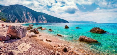 Myrtos Sahili 'nin muhteşem yaz manzarası. Divarata köyü, Yunanistan, Avrupa 'daki Cephalonia adasının panoramik sabah manzarası. İyon Denizi 'nin heyecanlı deniz manzarası. Doğa konseptinin güzelliği.