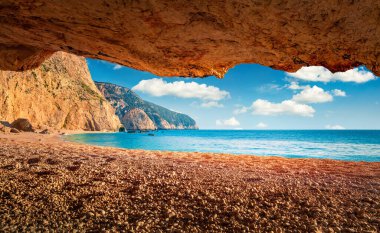 Porto Katsiki Sahili 'nin renkli bahar manzarası. İyon Denizi 'nin büyüleyici sabah deniz manzarası. Lefkada Adası, Yunanistan, Avrupa 'nın açık hava manzarası. Doğa konseptinin güzelliği.