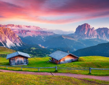 Sassolungo (Langkofel) ve Sella grubunda renkli yaz gündoğumu. Gardena Vadisi, Dolomitler Ulusal Parkı, Ortisei Köyü, S. Cristina ve Selva, İtalya, Avrupa. 