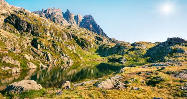 Chamonix 'deki Lac Blanc Gölü' nün güneşli yaz manzarası. Vallon de Berard Doğa Koruma Alanı, Graian Alpleri, Fransa, Avrupa 'da güzel bir açık hava sahnesi. Doğa konseptinin güzelliği