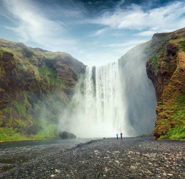 Skogafoss Şelalesi 'nin Skoga nehri üzerindeki sabah manzarası harika. İzlanda, Avrupa 'nın muhteşem yaz manzarası. Doğa konseptinin güzelliği. Instagram filtre tonu