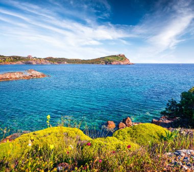 Ege Denizi 'nin büyük baharı. Poseidon Tapınağı 'nın sabah manzarası, Sounio' nun yeri, Yunanistan, Avrupa. Tatil konsepti geçmişi. İşlenmiş fotoğraf sonrası sanatsal stil.