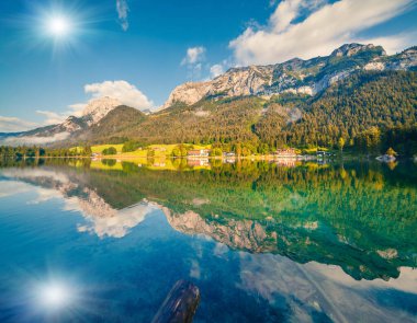 Hintersee Gölü 'nün saf suyunda mavi gökyüzünün yansıması. Avusturya Alpleri, Salzburg-Umgebung Bölgesi, Avusturya, Avrupa 'da renkli bir yaz sabahı. İşlenmiş fotoğraf sonrası sanatsal stil.