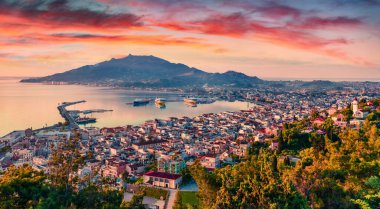 Zakynthos (Zante) şehrinin muhteşem sabah manzarası. İyon Denizi, Zakinthos Adası, Yunanistan ve Avrupa 'da fantastik bir yaz gündoğumu. Seyahat konsepti arka planı. 