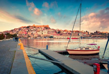 Ege Denizi 'nde güneşli bahar deniz manzarası. Makedonya 'nın doğusundaki Kavala kenti ve Kavala bölgesel biriminin başlıca limanı olan Coloful akşam manzarası. Yunanistan, Avrupa.