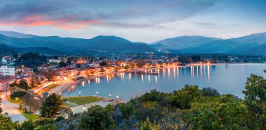 Ege Denizi 'nin heyecan verici bahar sahnesi. Olimpiada, Yunanistan ve Avrupa 'nın dramatik günbatımı. Seyahat konsepti geçmişi. Etkin turizm konsepti geçmişi.