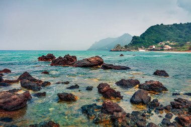 Pelekas plajının kasvetli bahar manzarası. İyon Denizi 'nin egzotik sabah deniz manzarası. Korfu adası, Kontogialos sağlık merkezi, Yunanistan ve Avrupa 'nın muhteşem manzarası. Seyahat konsepti arka planı.