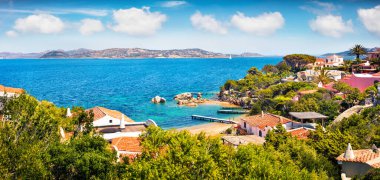 Rafael limanının panoramik yaz manzarası, Olbia-Tempio ili, İtalya, Avrupa. Sardunya 'nın muhteşem sabah manzarası. Akdeniz 'de deniz havası. Seyahat konsepti arka planı.