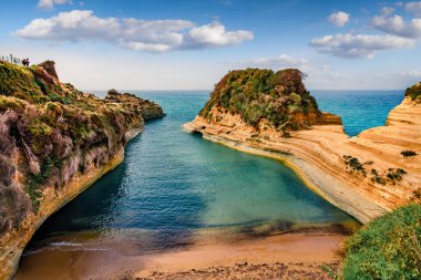Ünlü Aşk Kanalı 'nın (Canal d' Amour) harika bahar manzarası. İyon Denizi 'nin parlak sabah deniz manzarası. Korfu Adası, Yunanistan ve Avrupa 'nın inanılmaz manzarası. 