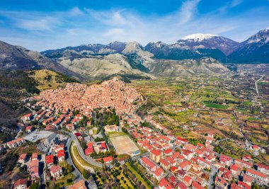 Uçan İHA 'nın görüntüsü. Morano Calabro kasabasında güneşli bir bahar öğleden sonra. İtalya, Avrupa 'nın pitoresk şehir manzarası. Akdeniz ülkelerinin güzel dünyası. Yukarıdan aşağıya doğru. Seyahat konsepti arka planı.