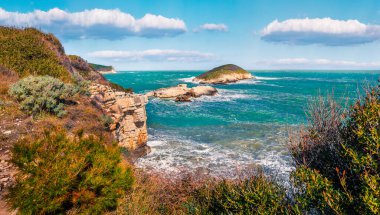 Popüler manzaranın yaz manzarası Isola di Campi, Apulia bölgesi, İtalya, Avrupa. Adriyatik Denizi 'nin etkileyici sabah deniz manzarası. Doğa konseptinin güzelliği