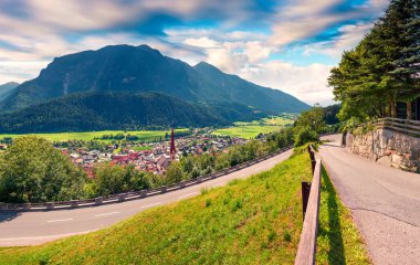 Oetz köyü ve Heiliger Georg kilisesinin kuş bakışı görüntüsü. Batı Avusturya Alpleri, Innsbruck-Land, Tyrol State, Avusturya, Avrupa 'da renkli bir yaz sahnesi. İşlenmiş fotoğraf sonrası sanatsal stil.