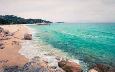 Ege Denizi 'nin sisli yaz deniz manzarası. Küba Sahili 'nin güzel deniz manzarası Olimpiada Köyü, Yunanistan, Avrupa. Doğa konseptinin güzelliği. Instagram filtre tonu.
