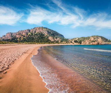 Voidokilia plajının sıcacık bahar manzarası. İyon Denizi 'nde parlak bir sabah sahnesi, Pilos kasabası, Yunanistan, Avrupa. Doğa konseptinin güzelliği. İşlenmiş fotoğraf sonrası sanatsal stil.
