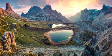 Kayalık Dağ Vadisi 'nde etkileyici bir yaz günü. Laghi del Piani gölleri, Dolomiti Alpleri, Güney Tyrol, İtalya ve Avrupa ile Tre Cime di Lavaredo Ulusal Parkı 'nın muhteşem sabah sahnesi. 