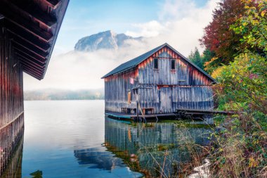 Altaussee Gölü 'nün arka planında Trisselwand zirvesi olan muhteşem sonbahar sahnesi. Avusturya 'nın Styria bölgesindeki Liezen bölgesindeki Altaussee köyünün sisli sabah manzarası. Orton Efekti