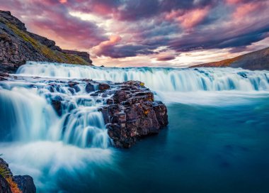Popüler turizm merkezi Gullfoss Şelalesi 'nin dramatik sabah manzarası. Hvita nehrinde fantastik bir yaz gündoğumu. Avrupa, İzlanda 'nın renkli açık hava manzarası. Doğa konseptinin güzelliği
