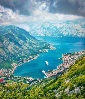 Kotor Limanı 'nın muhteşem yaz manzarası. Kotor Körfezi 'nin sabah hava manzarası ve Mt. Lovcen. Güneşli Adriyatik deniz manzarası. Akdeniz ülkelerinin güzel dünyası. Seyahat konsepti arka planı.