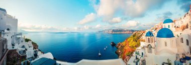 Santorini adasının güneşli sabah manzarası. Yunanistan 'ın ünlü tatil beldesi Fira, Yunanistan ve Avrupa' nın renkli bahar manzarası. Seyahat konsepti geçmişi. İşlenmiş fotoğraf sonrası sanatsal stil.
