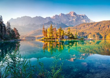 Zugspitze sıradağlarıyla Eibsee gölünde renkli bir yaz sabahı. Alman Alpleri, Bavyera, Garmisch-Partenkirchen köyü, Almanya, Avrupa 'da güneşli bir açık hava sahnesi. İşlenmiş fotoğraf sonrası sanatsal stil.