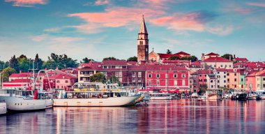 Eski balıkçı kasabası Isola 'nın göz kamaştırıcı sabah manzarası. Adriyatik Denizi 'nin renkli yaz deniz manzarası. Slovenya, Avrupa 'nın güzel açık hava manzarası. Seyahat konsepti arka planı. 