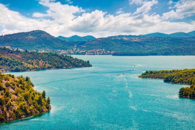 Prokljansko Gölü 'nün mükemmel yaz manzarası. Krka Ulusal Parkı, Hırvatistan, Avrupa 'nın parlak sabah manzarası. Akdeniz ülkelerinin güzel dünyası. Seyahat konsepti arka planı.