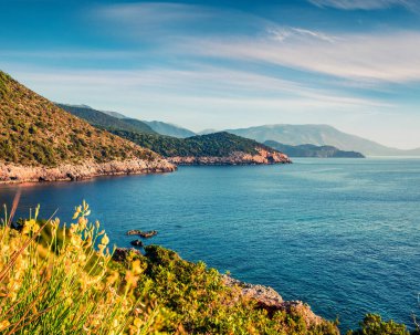 Ierussalim Sahili 'nden güneşli yaz manzarası. İyon Denizi 'nin resimli sabah deniz manzarası. Kefalonia Adası, Yunanistan ve Avrupa 'da etkileyici bir gün doğumu. Seyahat konsepti arka planı.