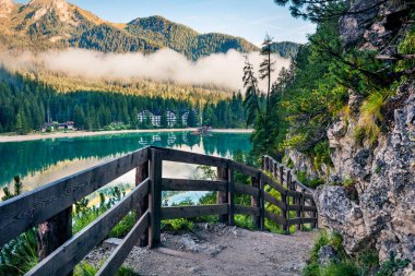Braies 'in (Pragser Wildsee) muhteşem sabah manzarası. Fanes-Sennes-Braies Ulusal Parkı, Dolomiti Alpleri, Güney Tyrol, İtalya, Avrupa 'nın sakin yaz manzarası. Doğa konseptinin güzelliği.