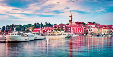 Eski balıkçı kasabası Isola 'nın panoramik akşam manzarası. Adriyatik Denizi 'nin renkli yaz deniz manzarası. Slovenya, Avrupa 'nın güzel açık hava manzarası. Seyahat konsepti arka planı. 