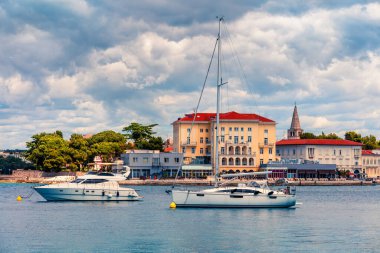 Popüler tatil köyü Porec 'in renkli sabah manzarası. Adriyatik Denizi 'nin parlak bahar deniz manzarası. Batı Hırvatistan, Avrupa 'daki Istrian Yarımadası' nın muhteşem manzarası. Seyahat konsepti arka planı. 