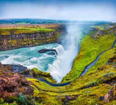 Sabahın sisinde büyük bir şelale Gulfoss. Güneybatı İzlanda, Avrupa 'daki Hvita Nehri' nde renkli bir yaz manzarası. İşlenmiş fotoğraf sonrası sanatsal stil.