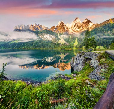 Vorderer Gosausee gölünde puslu bir yaz sabahı. Avusturya Alplerinde renkli gündoğumu, Yukarı Avusturya 'daki Gosau Vadisi' nde Salzkammergut tatil köyü. İşlenmiş fotoğraf sonrası sanatsal stil