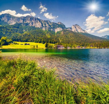 Hintersee gölünde güzel bir yaz sabahı. Avusturya Alpleri, Salzburg-Umgebung bölgesi, Avusturya, Avrupa 'da renkli bir açık hava sahnesi. İşlenmiş fotoğraf sonrası sanatsal stil.