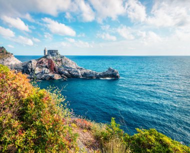 Portovenere kasabasındaki Aziz Peter Kilisesi 'nin çekici sabah manzarası. Akdeniz 'in, Liguria' nın, La Spezia 'nın, İtalya' nın, Avrupa 'nın pitoresk bahar deniz manzarası. Seyahat konsepti arka planı.