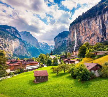 Lauterbrunnen köyündeki büyük şelalenin güneşli yaz manzarası. İsviçre Alpleri 'nde muhteşem bir açık hava sahnesi, Bern, İsviçre, Avrupa kantonunda Bernese Oberland. Kırsal konseptin güzelliği.