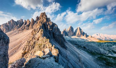 Paternkofel ve Tre Cime Di Lavaredo 'nun büyüleyici sabah manzarası. Dolomiti Alpleri 'nin görkemli yaz sahnesi, Güney Tyrol, İtalya, Avrupa. Doğa konseptinin güzelliği.