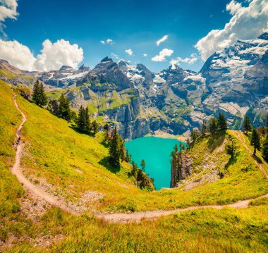 Benzersiz Oeschinensee Gölü 'nde renkli bir yaz sabahı. İsviçre Alpleri 'nde Bluemlisalp Dağı, Kandersteg Köyü, İsviçre, Avrupa.