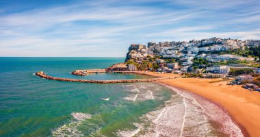Uçan İHA 'nın görüntüsü. Peschici kasabasının parlak bahar şehri, İtalya, Avrupa 'nın Foggia ili. Adriyatik Denizi 'nin muhteşem sabah deniz manzarası. Yukarıdan aşağıya doğru. Seyahat konsepti arka planı.
