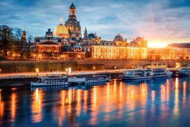 Kutsal Üçlü ya da Hofkirche Katedrali, Bruehl 's Terrace ya da Avrupa Balkonu' nun muhteşem manzarası. Dresden, Saksonya, Almanya ve Avrupa 'daki Elbe Nehri' nde büyük sonbahar günbatımı.