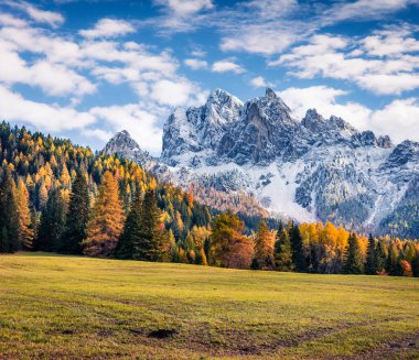 Vallone köyünden Durrenstein Dağı 'nın güneşli manzarası. Bolzano ili Dolomite Alpleri 'nde renkli bir sonbahar sahnesi. Güney Tyrol, Itale, Avrupa. İşlenmiş fotoğraf sonrası sanatsal stil.