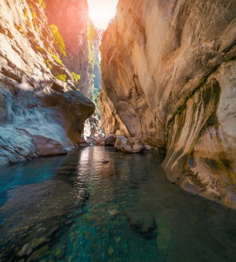 Antalya 'nın Kemer ilçesinde yer alan Goynuk Kanyonu' nda renkli bir bahar manzarası. Türkiye, Asya 'da güzel bir sabah manzarası. İşlenmiş fotoğraf sonrası sanatsal stil.