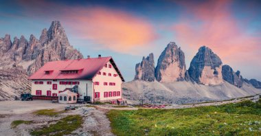 Paternkofel ve Tre Cime Di Lavaredo zirveleriyle etkileyici bir yaz günbatımı. Dolomiti Alpleri, Güney Tyrol, İtalya ve Avrupa 'daki Rifugio Locatelli' nin fantastik yaz sahnesi. Doğa konseptinin güzelliği.