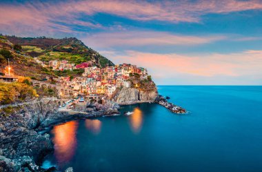 Tepedeki şehirlerin ikinci şehri, Manarola. Liguria, İtalya, Avrupa 'da renkli bahar günbatımı. Akdeniz 'in resimli deniz manzarası. Seyahat konsepti arka planı.