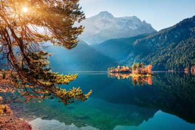 Eibsee Gölü 'nün arka planında Zugspitze sıradağları olan güneşli bir sabah manzarası. Bavyera Alpleri, Almanya, Avrupa 'da sonbahar gündoğumu. Doğa konseptinin güzelliği.